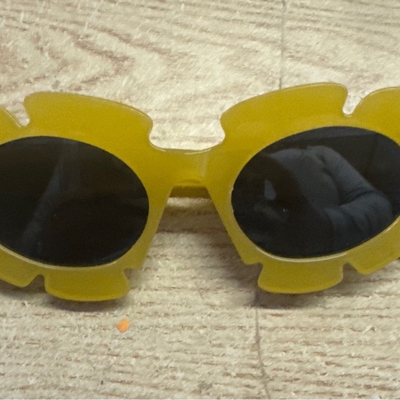 Yandy Yellow Sunglasses - Picture 3 of 8